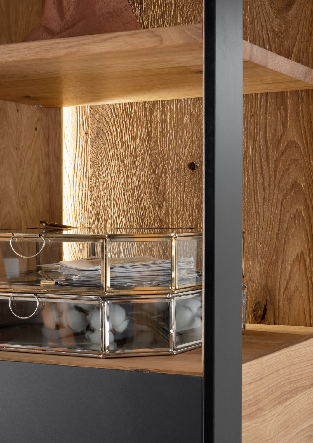 Highboard Boston Eiche/Wildeiche massiv geölt inkl. Beleuchtung B/H/T 128 x 143 x 42 cm