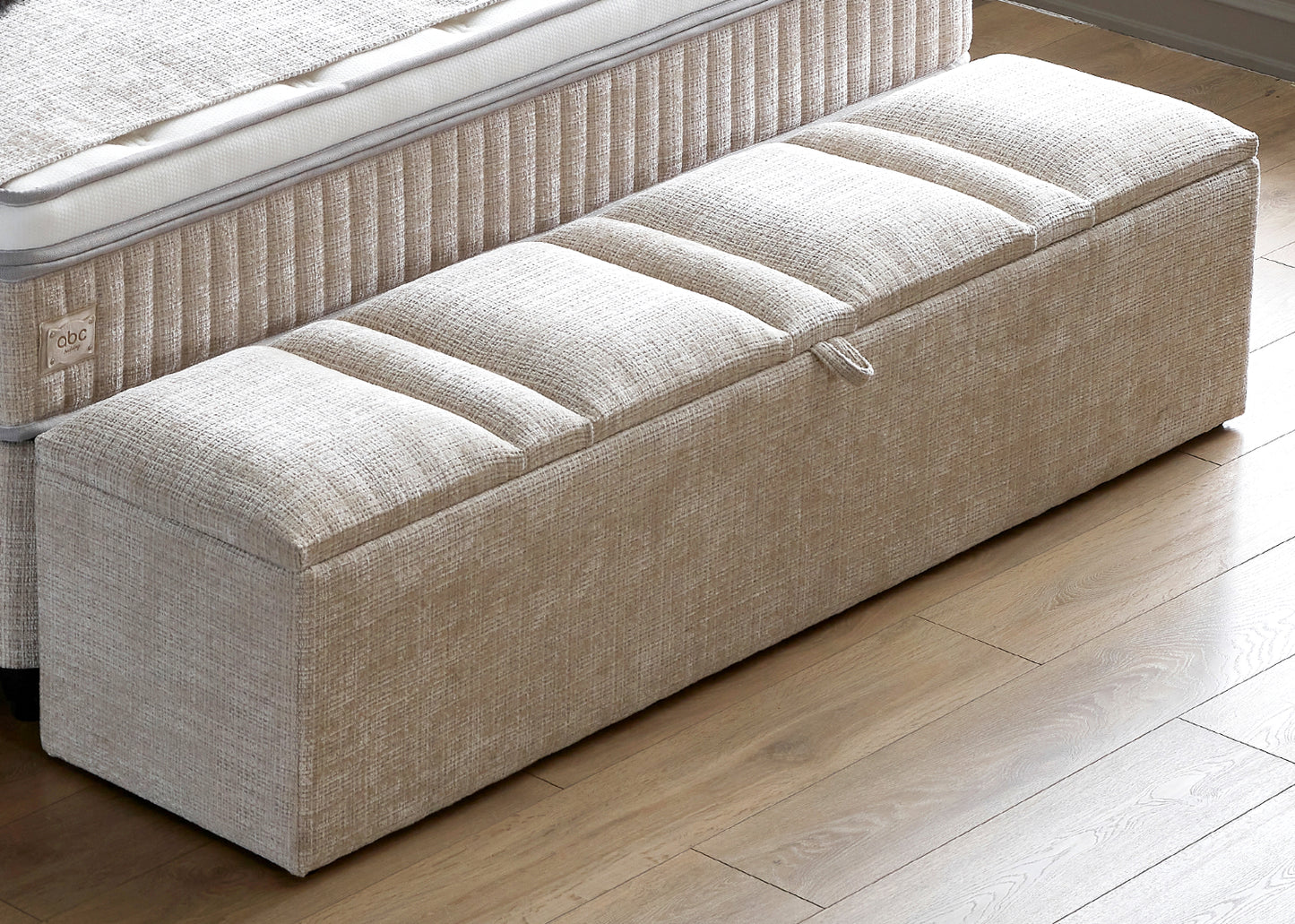 Boxspringbett Riviera Sandbeige Voll-orthopädisches Komfortbett mit Bettkasten, Stauraum, inkl. kostenlose Lieferung und Montage, inkl. Beleuchtung und integrierten USB-Steckdose im Kopfteil
