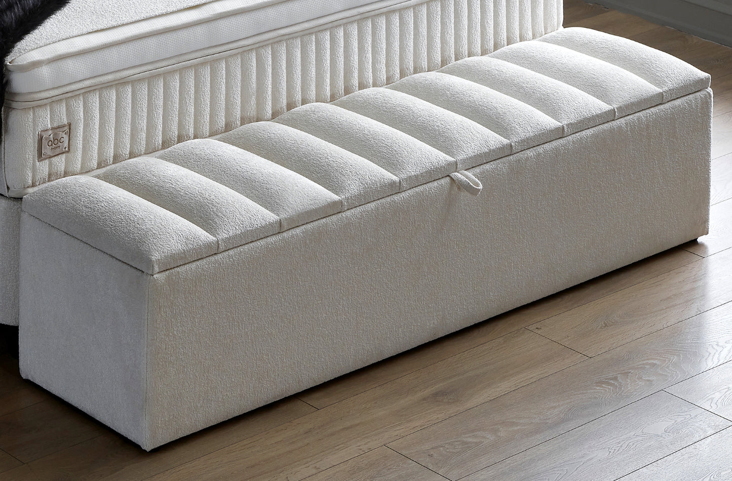Boxspringbett Sheraton Cremeweiß Voll-orthopädisches Komfortbett mit Bettkasten, Stauraum, inkl. kostenlose Lieferung und Montage, inkl. Beleuchtung und integrierten Steckdosen im Kopfteil