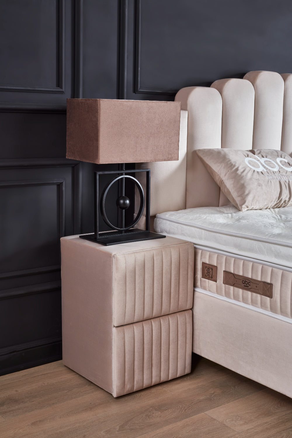 Boxspringbett Jazzlyn Beige Voll-orthopädisches Komfortbett mit Bettkasten, Stauraum, inkl. kostenlose Lieferung und Montage
