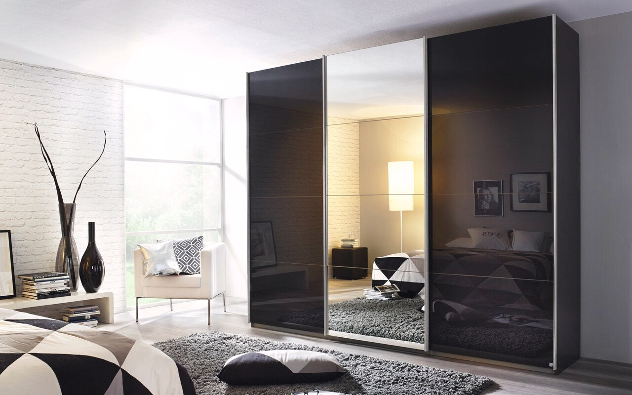 Rauch Schwebetürenschrank Kulmbach Hochglanzfront 3-türig mit Spiegeltür und Premium Zubehörpaket B/H/T ca. 203 x 229 x 62 cm