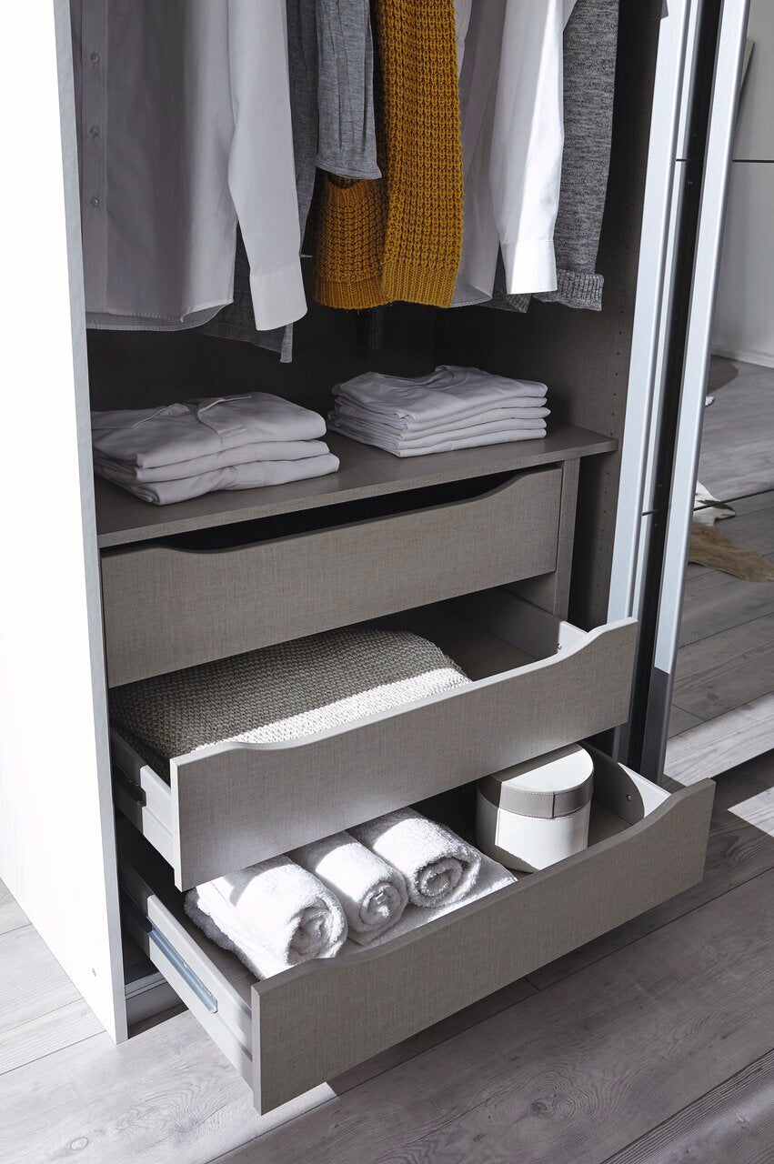 Rauch Schwebetürenschrank Kulmbach Hochglanzfront 3-türig mit Spiegeltür und Premium Zubehörpaket B/H/T ca. 203 x 229 x 62 cm
