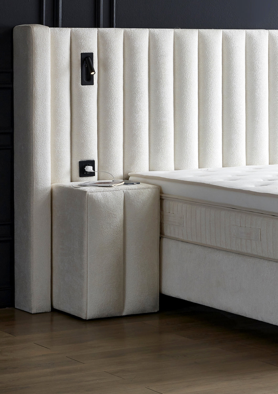Boxspringbett Sheraton Cremeweiß Voll-orthopädisches Komfortbett mit Bettkasten, Stauraum, inkl. kostenlose Lieferung und Montage, inkl. Beleuchtung und integrierten Steckdosen im Kopfteil
