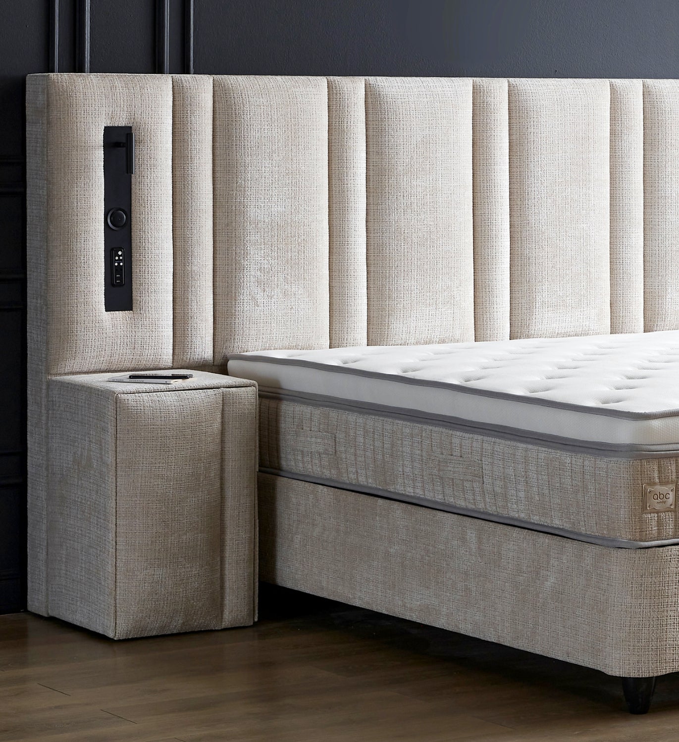 Boxspringbett Riviera Sandbeige Voll-orthopädisches Komfortbett mit Bettkasten, Stauraum, inkl. kostenlose Lieferung und Montage, inkl. Beleuchtung und integrierten USB-Steckdose im Kopfteil