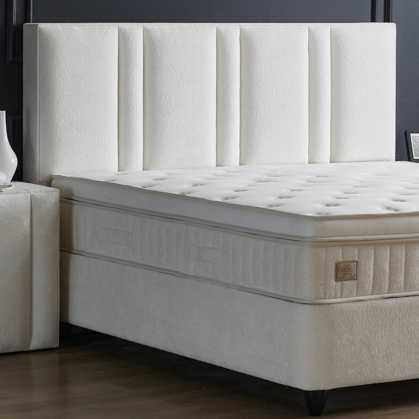 Boxspringbett Aura Cremeweiß Voll-orthopädisches Komfortbett mit Bettkasten, Stauraum, inkl. kostenlose Lieferung und Montage