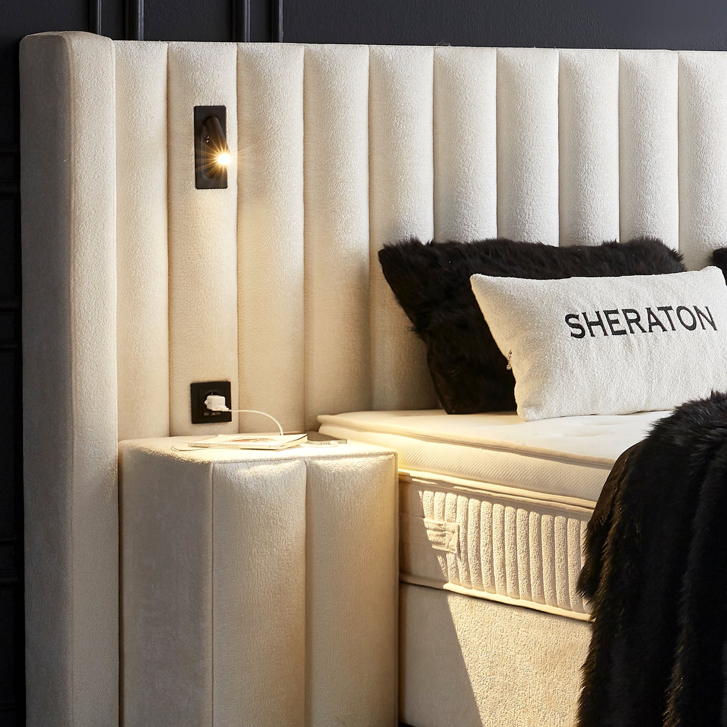 Boxspringbett Sheraton Cremeweiß Voll-orthopädisches Komfortbett mit Bettkasten, Stauraum, inkl. kostenlose Lieferung und Montage, inkl. Beleuchtung und integrierten Steckdosen im Kopfteil