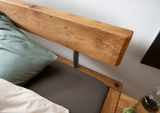 TPT Balkenbett 820 mit Holzkopfteil, Wildeiche massiv natur geölt Breite 140-200 x 200 cm