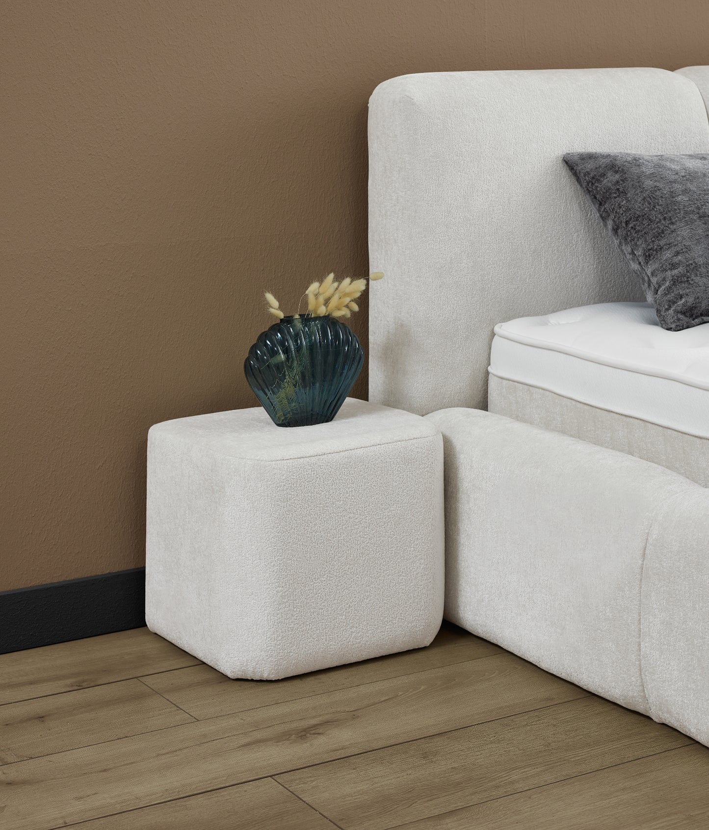 Boxspringbett Esila Cremeweiß Voll-orthopädisches Komfortbett mit Bettkasten, Stauraum, inkl. kostenlose Lieferung und Montage