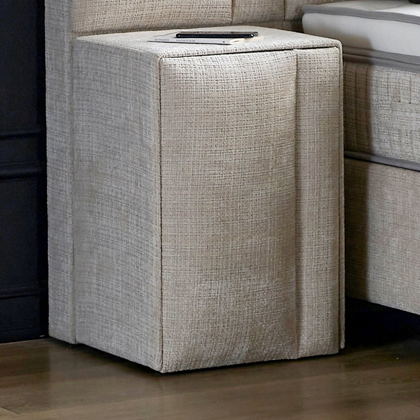 Boxspringbett Riviera Sandbeige Voll-orthopädisches Komfortbett mit Bettkasten, Stauraum, inkl. kostenlose Lieferung und Montage, inkl. Beleuchtung und integrierten USB-Steckdose im Kopfteil