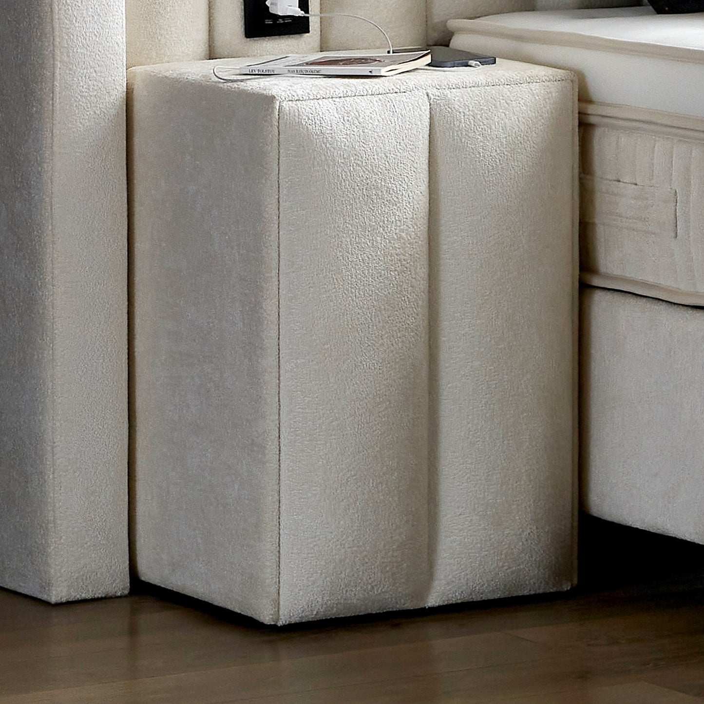 Boxspringbett Sheraton Cremeweiß Voll-orthopädisches Komfortbett mit Bettkasten, Stauraum, inkl. kostenlose Lieferung und Montage, inkl. Beleuchtung und integrierten Steckdosen im Kopfteil