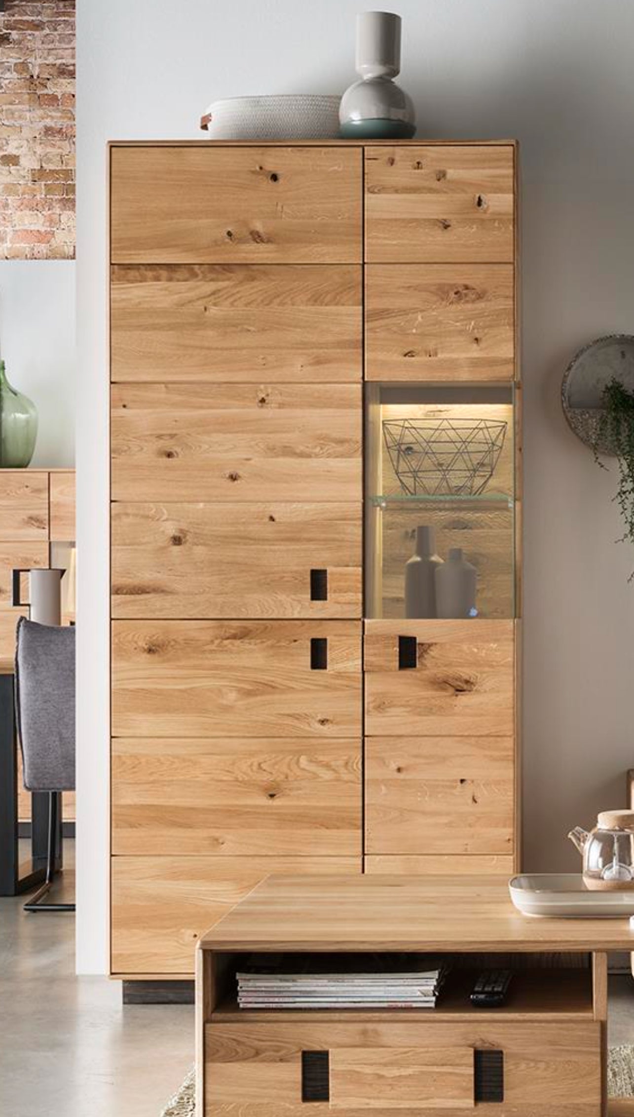 TPT Arosa Highboard 3-türig, Wildeiche/Еiche massiv Inkl. Beleuchtung Breite 96 cm x H 194 cm