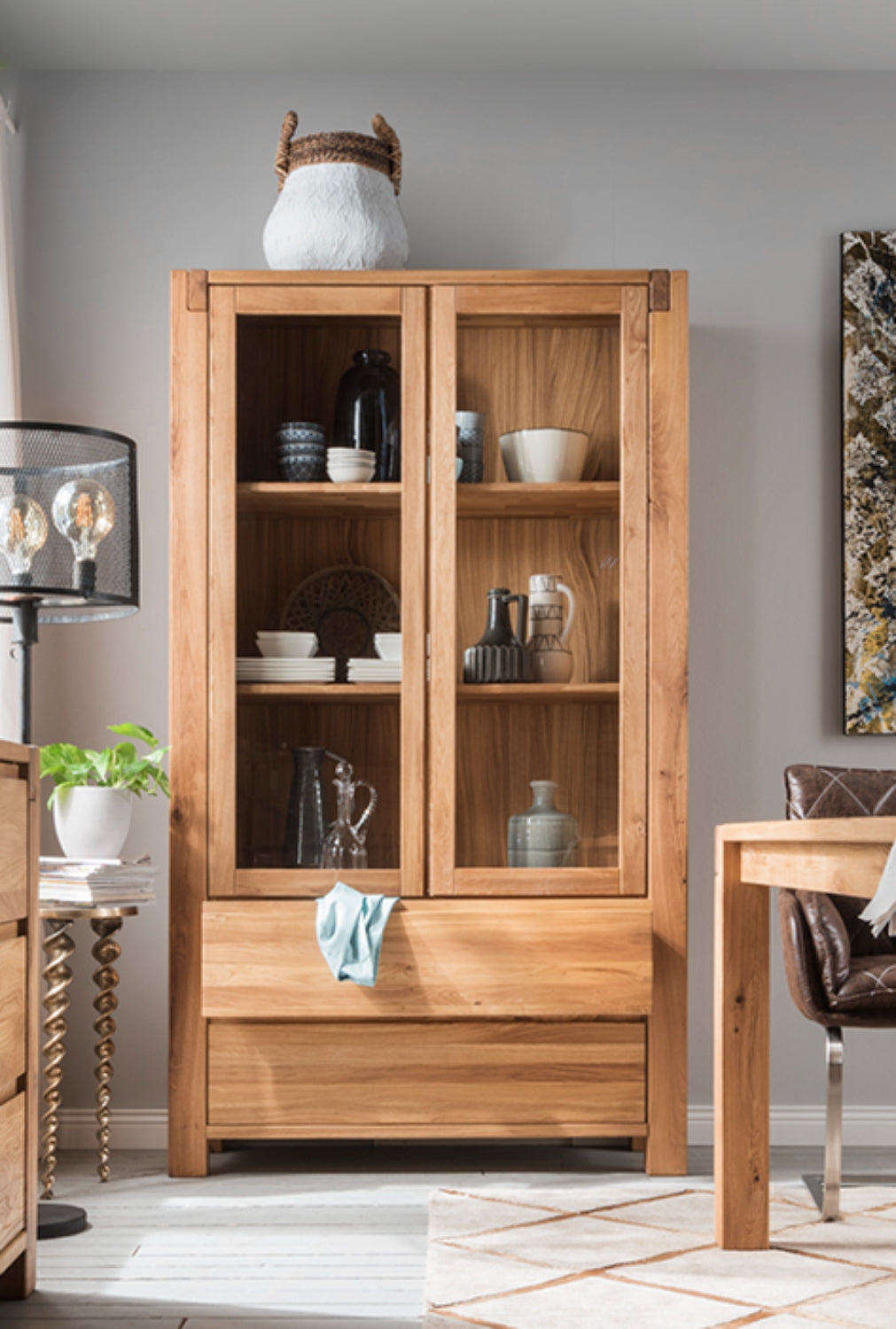 TPT Vitrine Woodstock mit 2 Schubladen Eiche massiv geölt, ca. B/H/T 120 x 200 x 45 cm
