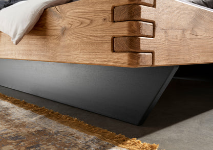 TPT Balkenbett 820-II-III mit Holzkopfteil, Wildeiche massiv natur geölt Breite 140-200 x 200 cm