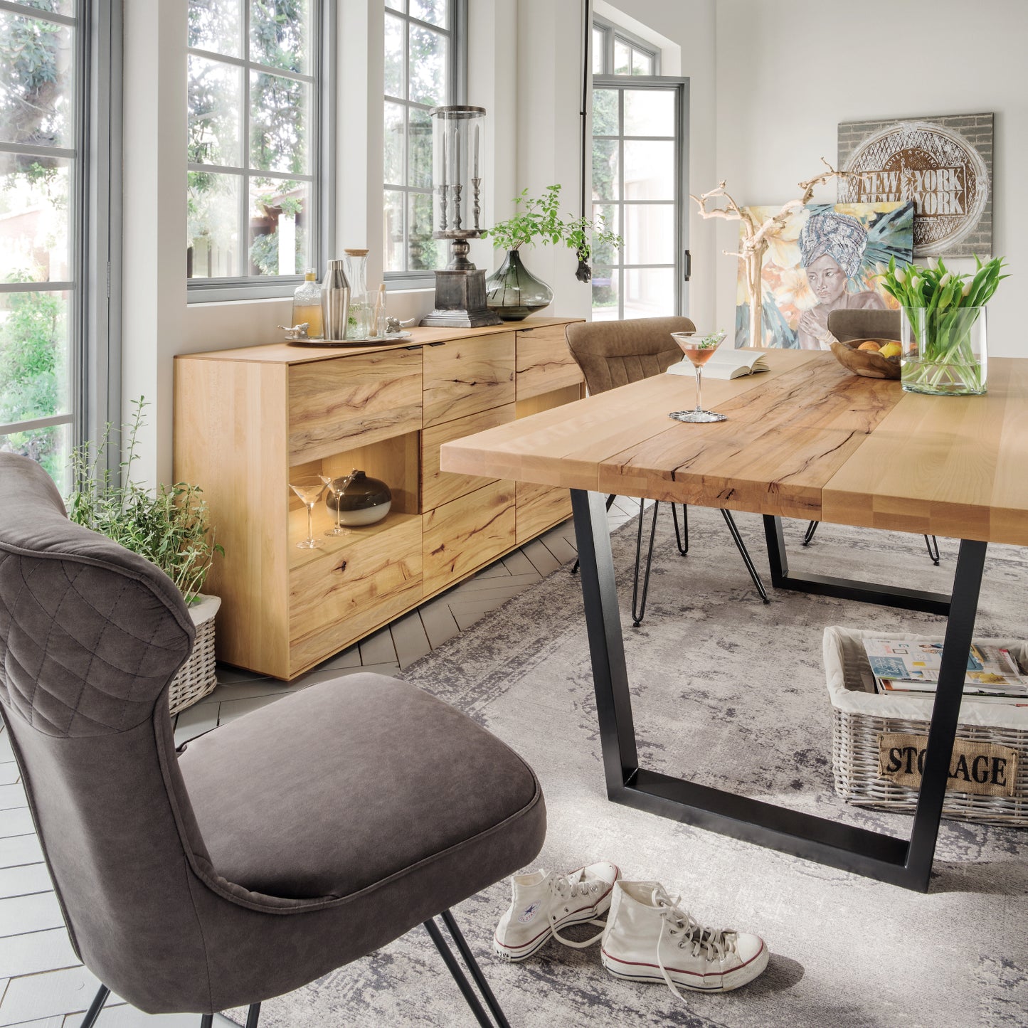 TPT Zerro Sideboard 3-türig mit 2 Glasfronten inkl. Beleuchtung, massiver Kernbuche/Eiche B/H/T 180 x 85 x 42 cm