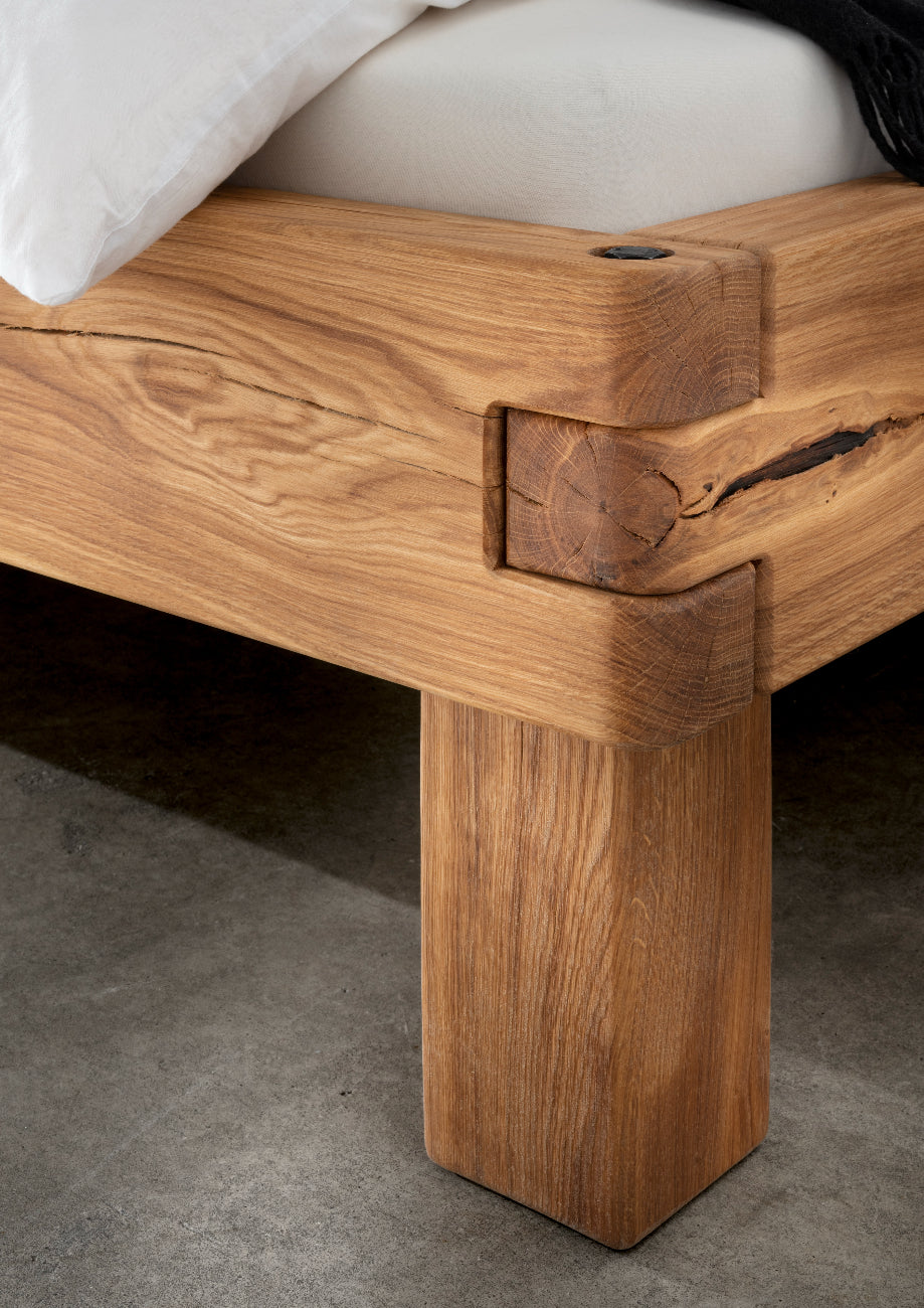 TPT Balkenbett 820-VIII mit Stoffkopfteil gesteppt, Wildeiche massiv natur geölt Breite 140-200 x 200 cm