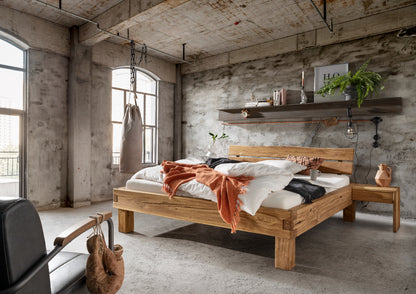 TPT Balkenbett 820-II-III mit Holzkopfteil, Wildeiche massiv natur geölt Breite 140-200 x 200 cm