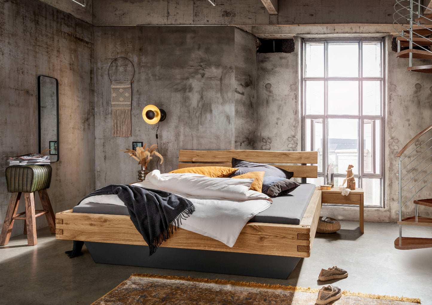 TPT Balkenbett 820-II-III mit Holzkopfteil, Wildeiche massiv natur geölt Breite 140-200 x 200 cm
