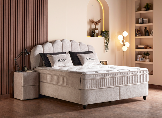 Boxspringbett Cali Beige Voll-orthopädisches Komfortbett mit Bettkasten, Stauraum, inkl. Beleuchtung im Kopfteil, inkl. kostenlose Lieferung und Montage