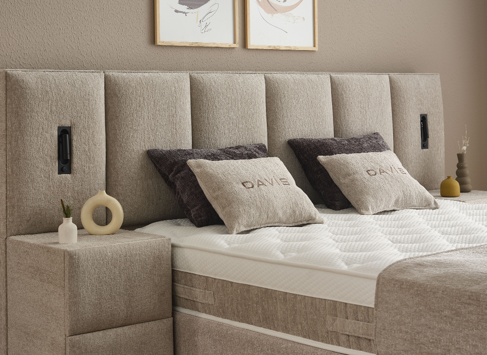 Boxspringbett Davis Beige Voll-orthopädisches Komfortbett mit Bettkasten, Stauraum, inkl. Beleuchtung im Kopfteil, inklusive kostenlose Lieferung und Montage